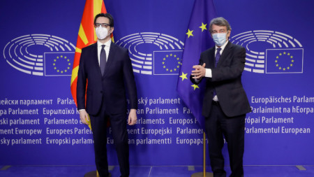 Президентът на Северна Македония Стево Пендаровски (вляво) с председателя на Европейския парламент Давис Сасоли - Брюксел, 27 април 2021
