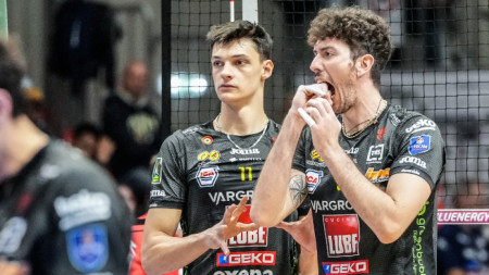 Алекс Николов (№11) завърши мача с 8 точки.