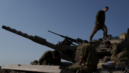 Израелски танк  и екипажът му край границата с Газа в Южен Израел, 16 януари 2024 г.