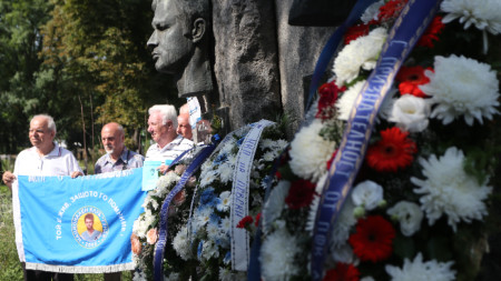 На централните Софийски гробища ръководство, служители, ветерани и привърженици на Левски поднесоха венци и цветя за 50-годишнита от смъртта на Георги Аспарухов-Гунди и Никола Котков.