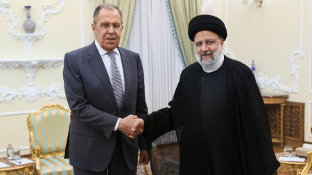 Министърът на външните работи на Русия Сергей Лавров (вляво) и президентът на Иран Ебрахим Раиси  - Техеран, 23 октомври 2023