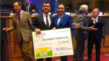 Десислава Кабурова и българският евродепутат Асим Адемов в Брюксел