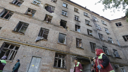 Пострадала от руските атаки жилищна сграда в Киев, 22 октомври 2025 г.