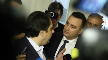 Асен Василев и Жечо Станков спорят в сградата на Народното събрание