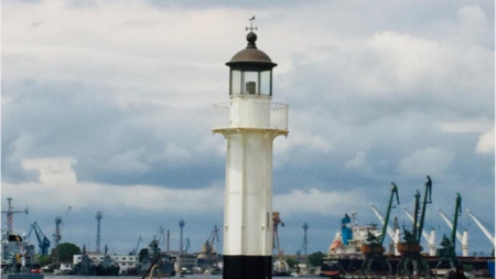 Фарът на Морска гара-Варна