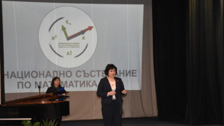За откриването на националното състезание по математика в Ловеч пристигна зам.-министърът на образованието Таня Михайлова.