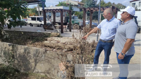 Екоминистърът Петър Димитров и кметът на община Белослав Диан Иванов на оглед на дерето, което преля след проливния дъжд в сряда.