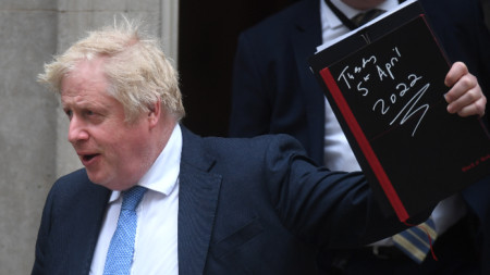 Британският премиер Борис Джонсън напуска Даунинг стрийт 10, за да направи изявление пред парламента в Лондон, 19 април 2022 г. 