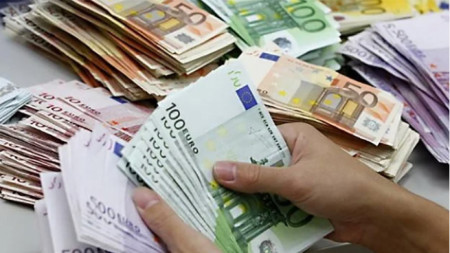 При обиск в домовете на арестуваните са намерени милиони евро в брой.