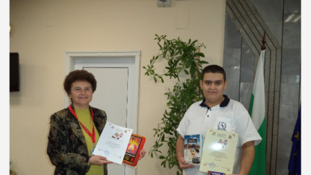Ели Цветанова и Светослав Каменов с наградите от Националния конкурс 