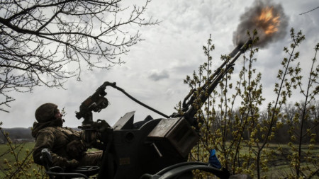 Украински войник стреля в района на Бахмут, 7 април 2023 г.