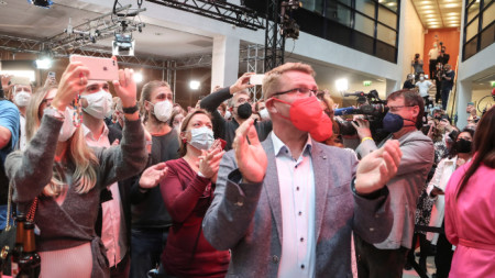 Привърженици на ГСДП реагират на първите резултати от изборите в Германия - Берлин, 26 септември 2021