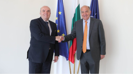 Ministrul bulgar de externe Nikolai Milkov și ambasadorul american la Sofia Kenneth Merten
