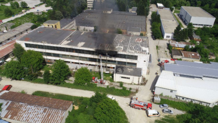 Снимка от въздуха показва последиците от пожара в склад за дрехи втора употреба в Южната промишлена зона на Велико Търново.