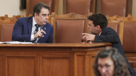 Министърът на финансите Асен Василев и зам.-председателят на НС Никола Минчев в НС, 27 юли 2023 г.