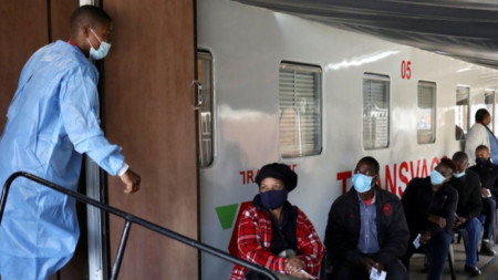 Влак бе превърнат във ваксинационен пункт в Йоханесбург, РЮА, 30 август 2021 г.
