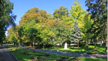 Дондуковата градина в Пловдив, създадена през 1878 г. и обявена за паметник на парковото изкуство.