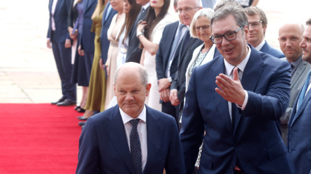 Сръбският президент Александър Вучич (вдясно) посрещна германския канцлер Олаф Шолц в Белград, 10 юни 2022 г