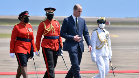 Британският принц Уилям (вторият отдясно наляво) при пристигането си в Кингстън, Ямайка - 25 март 2022