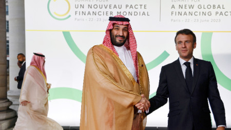 Престолонаследникът на Саудитска Арабия Мохамед бин Салман (вляво) и президентът на Франция Еманюел Макрон по време на срещата на върха в Париж - 22 юни 2023