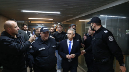Протестиращи пред Министерския съвет, където има протест срещу новите Covid ограничения, освиркаха министъра на образованието Николай Денков, който беше съпровождан от полиция. 