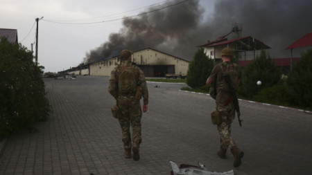 Украински военни на патрул в град Бахмут, Донецка област, 31 май 2022 г.