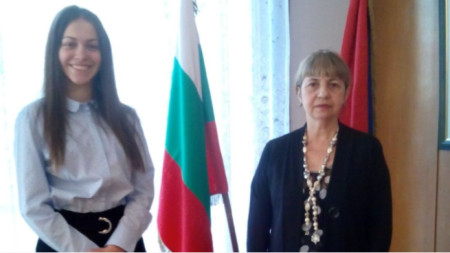 Simona Borísova con la embajadora de Cuba en Bulgaria, Caridad Yamira Cueto Milián