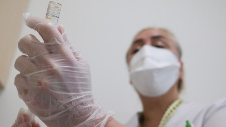 Турция започва днес ваксинация на медици с китайската ваксина след одобряването ѝ.