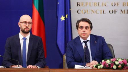 Finance Minister Assen Vassilev (R) and his deputy Georgi Klisurski hold a press conference to announce the proposed budget for 2024.