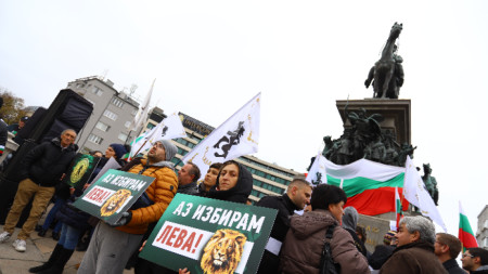 На протест пред Народното събрание, на който е издигнато искането за запазване на българския лев и отлагане на членството на страната ни в еврозоната, архив, 3 декември 2022 г.