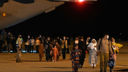 Самолет с 84 афганистанци на борда пристигна в понеделник в