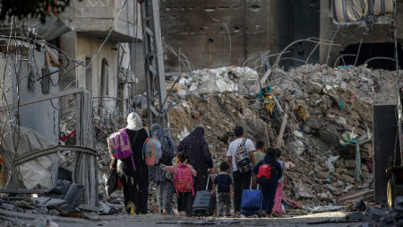Жители на Газа напускат след израелски въздушни удари в северната част на ивицата Газа, 7 ноември 2023 г.