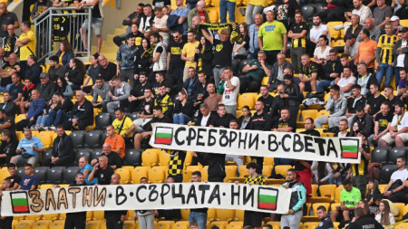 Феновете поздравиха волейболните ни