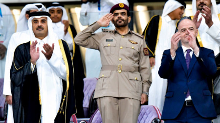 Джани Инфантино (вдясно) по време на откриването на първия готов стадион за Мондиала в Катар.
