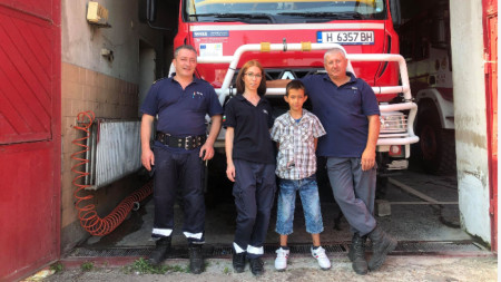 9-годишният Милен от село Черенча с шуменски пожарникари