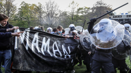 Сблъсъци между протестиращи и полицаи по време на неразрешена демонстрация, наречена „La Boum 2“, срещу наложените от правителството Covid мерки в Брюксел, 1 май 2021 г. Първият „La Boum“ на 1 април доведе до масови сблъсъци с полицията.