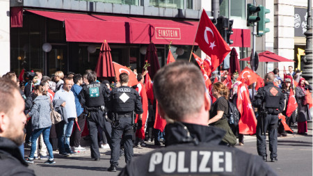 При засилени мерки за сигурност заради насрочените протести срещу Ердоган започна посещението му в Берлин.