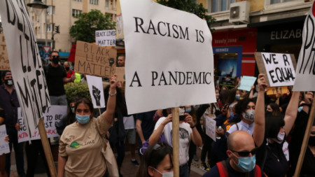 Антирасистки протест в София. Протестиращите осъждат расизма като пандемия и носят плакати с надписи за равенство и уважение към чернокожите. 