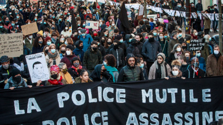 Протестиращи държат транспарант с надпис „Полицията осакатява, полицията убива“ по време на демонстрация срещу новия спорен Закон за глобалната сигурност, Париж, 28 ноември 2020 г.