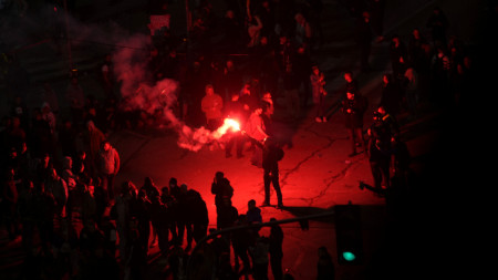 Част от участниците в протеста запалиха факли в района между сградите на президентството и Народната Скупщина. Стигна се до инциденти и сбивания между протестиращите.