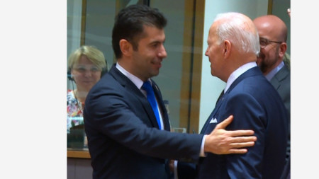 Премиерът на България Кирил Петков (вляво) и президентът на САЩ Джо Байдън