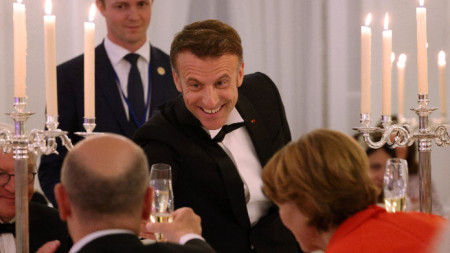 Френският президент Еманюел Макрон и канцлерът на Германия Олаф Шолц по време на вечеря в двореца 