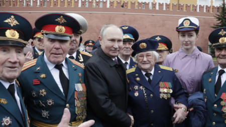С военни паради в цялата страна Русия отбелязва 76 години