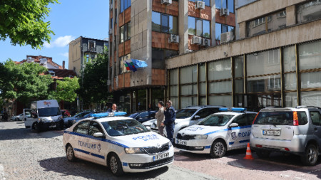 Полиция и патрулни автомобили пред централата на ДПС