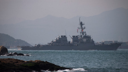 Китай заяви че американски военен кораб е влязъл незаконно в