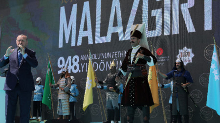 Реджеп Ердоган държи реч по повод 948-ата годишнина от победата на селджуките над визанийците край град Малазгирт.