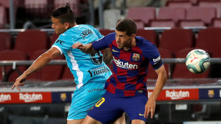 Сержи Роберто от Барселона (вдясно) се бори за топката с Джонатан Силва от Леганес.