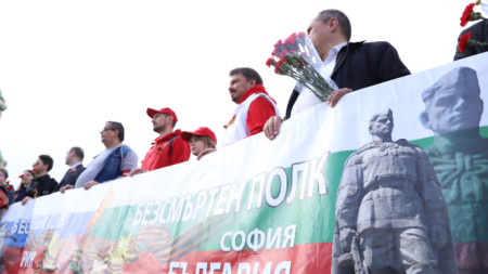 Пред паметника на Незнайния воин се събраха участници в шествието на Безсмъртния полк, които поднесоха венци пред паметника. След това с шествие се отправиха към Паметника на Съветската армия - 9 май 2023 г.