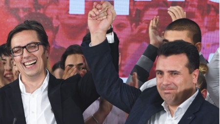 Кандидатът за президент на Северна Македония Стево Пендаровски (вляво) и премиерът Зоран Заев празнуват изборната победа след балотажа за държавен глава на 5 май.