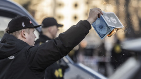 Датският крайнодесен политик Расмус Палудан изгаря Корана пред посолството на Турция в Копенхаген, 27 януари 2023 г.